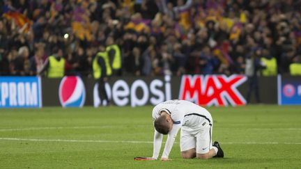 Marco Verratti, abattu sur la pelouse du Camp Nou, à Barcelone (Espagne), après l'élimination du PSG. (ALBERT LLOP / ANADOLU AGENCY / AFP)