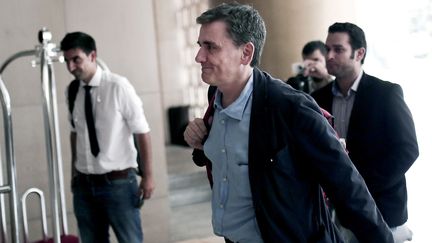 Le ministre des Finances grec, Euclide Tsakalotos, arrive &agrave; l'h&ocirc;tel ath&eacute;nien&nbsp;o&ugrave; se d&eacute;roulent les n&eacute;gociations avec les cr&eacute;anciers du pays, le 9 ao&ucirc;t 2015. (ANGELOS TZORTZINIS / AFP)