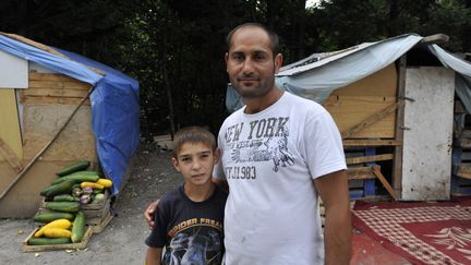 Grazian et son fils, deux Roms vivant dans un campement &agrave; Saint-Etienne (Loire), le 13 ao&ucirc;t 2012. (CELIK ERKUL / LE PROGRES / MAXPPP)