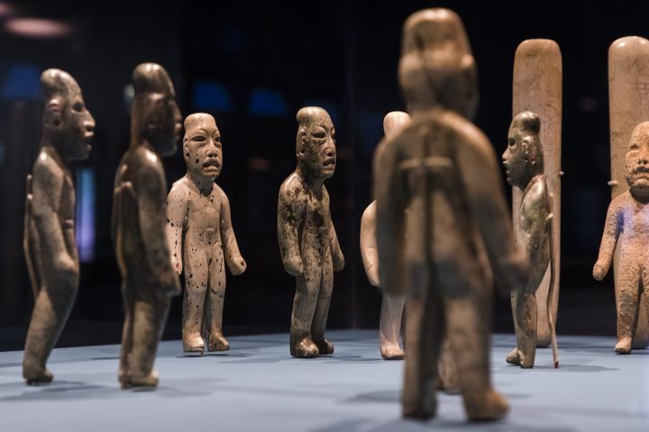 L'Offrande 4 de la Venta, 16 figurines en jadéite, en serpentine et en granit et six haches (800-600 avant JC, Museo nacional de antropologia, Mexico), exposée au musée du Quai Branly à Paris dans l'exposition "Les Olmèques et les cultures du golfe du Mexique (PHOTO VINCENT ISORE / MAXPPP)