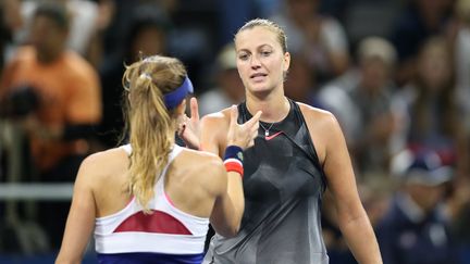 La Tchèque&nbsp;Petra Kvitova (de face), victorieuse de la Française Alizé Cornet, à l'US Open 2017 avait été gravement à la main en décembre 2016. (REUTERS)