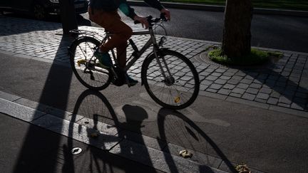 Un cycliste sur une piste cyclable à Paris, le 18 décembre 2020 (illustration). (RICCARDO MILANI / HANS LUCAS / AFP)