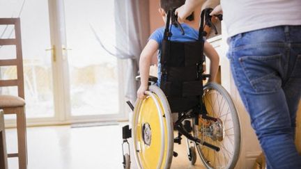 Un enfant en fauteuil roulant. (Photo d'illustration) (CAIA IMAGE/SCIENCE PHOTO LIBRARY / NEW)