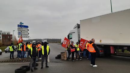 Des routiers sur le rond-point de Lesquin, entre les autoroutes A1 et A23, lundi 27 juin 2022. (ALIC MAROT / RADIO FRANCE)