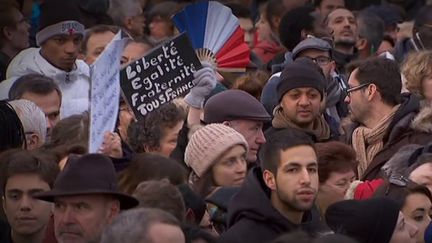 L'attentat de Charlie Hebdo a provoqué une onde de choc et une réaction : la grande manifestation du 11 janvier 2015 à laquelle des dirigeants du monde entier ont participé. Des millions de Français étaient également venus dire "Nous sommes Charlie". (France 2)