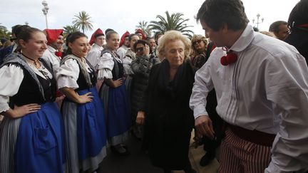 A Nice, Bernadette Chirac est all&eacute;e &agrave; la rencontre de danseurs en costume traditionnel ni&ccedil;ois et&nbsp;a pu s'essayer &agrave; quelques pas de danse.&nbsp; (MAXPPP)