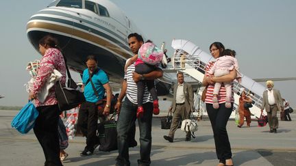 Des passagers d'un vol Comtel arrivant &agrave; Amritsar en Inde en provenance de Vienne (Autriche), le 2 octobre 2011. (NARINDER NANU / AFP)