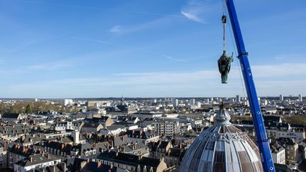 Une grue&nbsp;soul&egrave;ve au-dessus de la basilique de Tours (Indre-et-Loire) la statue de Saint-Martin qui menacait de tomber, le 17 f&eacute;vrier&nbsp;2014. (GUILLAUME SOUVANT / AFP)