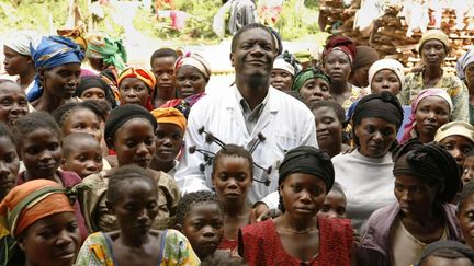 Au centre de la photo, le docteur Denis Mukwege (Photo du film «L&#039;Homme qui répare les femmes - la colère d&#039;Hippocrate»)