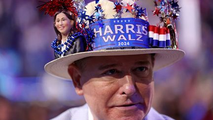 Un délégué arbore son plus beau chapeau "Harris-Walz" lors de la convention nationale démocrate à Chicago (Illinois), le 19 août 2024. (CHARLY TRIBALLEAU / AFP)