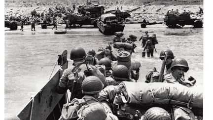 &nbsp; (Les hommes débarquent à Omaha Beach © Mémorial de Caen)