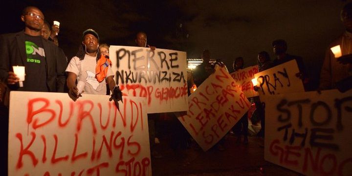 Manifestation au Kenya de réfugiés burundais et de Kényans demandant l'arrêt des massacres au Burundi. (TONY KARUMBA / AFP)