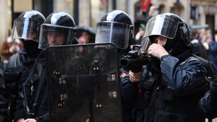 Un groupe de policiers, dont l'un pointe un lanceur de balles de défense&nbsp;(LBD) lors d'une manifestation des "gilets jaunes" à Bordeaux (Gironde), le 16 novembre 2019. (MEHDI FEDOUACH / AFP)