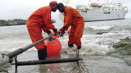 Un c&acirc;ble de fibre optique pr&egrave;s de Mombassa (Kenya), en juin 2009.&nbsp; (JOSEPH OKANGA / REUTERS)