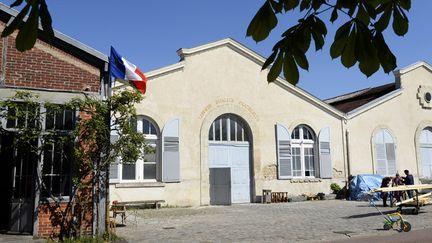 La façade claire du Théâtre du Soleil, à la Cartoucherie, dans le Bois de Vincennes (15 avril 2014)
 (Bertrand Guay / AFP)