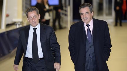 L'ancien président Nicolas Sarkozy et son ancien Premier ministre, François Fillon, quittent le siège de l'UMP après une réunion, le 2 décembre 2014, à Paris. (LIONEL BONAVENTURE / AFP)