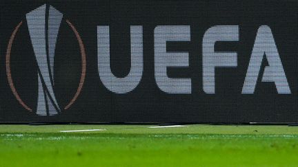 Le logo de l'UEFA, dans le&nbsp;stade de Francfort (Allemagne), le 29 novembre 2018. (SILAS STEIN / DPA / AFP)