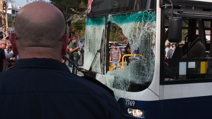 La foule se rassemble autour d'un bus vis&eacute; par un attentat, le 21 novembre 2012 &agrave; Tel-Aviv (Isra&euml;l). (CITIZENSIDE.COM / AFP)