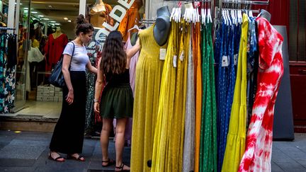 Presque la moitié des commerçants&nbsp;juge que ces chaleurs ont eu un effet négatif sur leur activité pendant les soldes d'été 2019, d'après la CCI de Paris-Ile-de-France. (BRUNO LEVESQUE / MAXPPP)