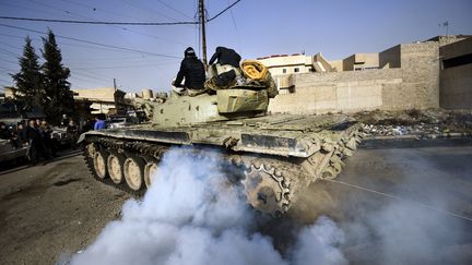 Un tank de l'armée irakienne dans une rue de Mossoul (Irak),&nbsp;le 10 janvier 2017. (DIMITAR DILKOFF / AFP)