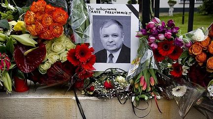 Portrait de Lech Kaczynski devant l'ambassade polonaise de La Haye, le 11 avril 2010. (KOEN VAN WEEL / ANP / AFP)