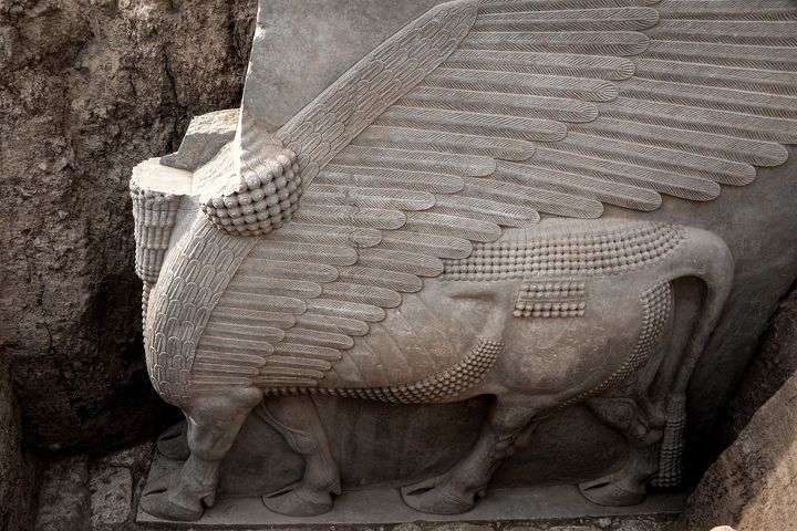 Sculpture d'un taureau ailé dit lamassu le 24 octobre 2023 (ZAID AL-OBEIDI / AFP)