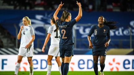 Eve Perisset célèbre son penalty contre l'Estonie, à Créteil, le 22 octobre 2021. (MATTHIEU MIRVILLE / AFP)