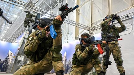 Des militaires russes exhibent des armes anti-drone lors du Forum militaire et technique international de l’Armée de terre 2022 dans les forces armées russes (NATALIA KOLESNIKOVA / AFP)