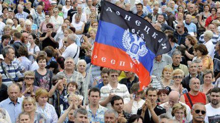 Un manifestant brandit le drapeau de la «République populaire de Donetsk», lors d'un rassemblement pro-russe dans ce bastion des séparatistes ukrainiens. (ALEXANDER KHUDOTEPLY / AFP)