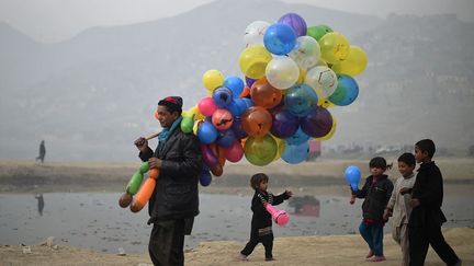 Dans la capitale afghane de 3.300.000 habitants, la pollution de l'air tue près de 3.000 personnes par an, soit pour l'année 2012, plus du double du nombre des victimes civiles de la guerre contre les talibans pour tout le pays.  (AFP PHOTO / SHAH Mara)