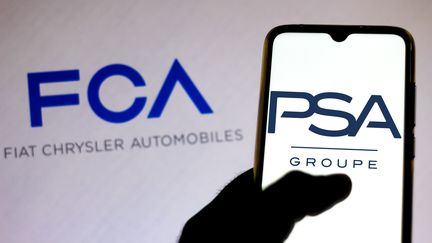 Les logos Fiat-Chjrysler et PSA. (SOPA IMAGES / LIGHTROCKET)