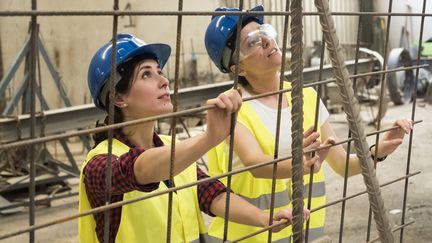 71% des entreprises franciliennes interrogées affirment recevoir peu ou jamais de femmes sur les postes de maçons, charpentiers, de couvreurs, d’électriciens, de canalisateurs. (Illustration) (JULY ALCANTARA / E+ GETTY IMAGES)