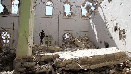 Un Syrien marche parmi les ruines d'une mosqu&eacute;e, &agrave; Deir Ezzor, dans l'est de la Syrie, le 24 juillet 2013. (KARAM JAMAL / AFP)