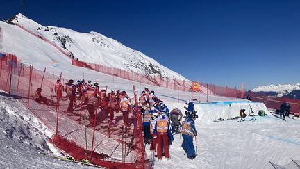 Les lisseurs sont regroupés, ici au départ du super-G féminin, pour intervenir par trio. (Adrien Hémard-Dohain / Franceinfo: sport)