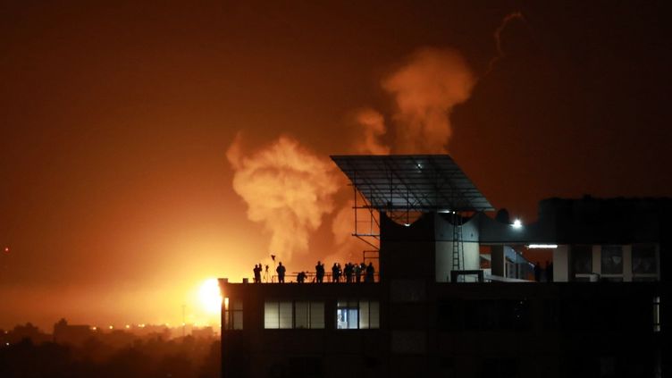 Des flammes s'élèvent au-dessus de la ville de Gaza, lors d'une attaque aérienne israélienne, le 7 avril 2023. (MAJDI FATHI / NURPHOTO / AFP)