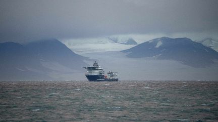 Un navire au large de l'archipel des Svalbard (Norvège), le 23 septembre 2021. (OLIVIER MORIN / AFP)