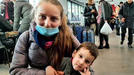 Valery, refugiée ukrainienne et son fils Constantin, 4 ans, dans un centre d'accueil pour les ukrainiens à Paris, dans le 18e arrondissement, 8 mars 2022.
 (BENJAMIN ILLY / RADIO FRANCE)