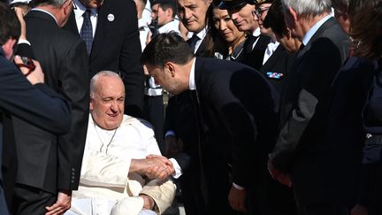 Benoit payan, le maire de Marseille, salue le Pape François à son arrivée à l'aéroport de Marseille. (ANDREAS SOLARO / AFP)