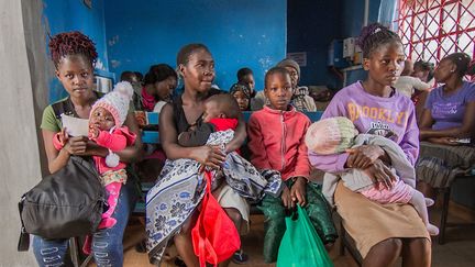 Des habitants de Kibera attendent d’être examinés dans une clinique. "Le virus se propage plus rapidement en raison du défi de l'assainissement. (…) Et sur le plan de la santé, nous n'avons pas beaucoup de cliniques. La situation n'a jamais été bonne, manque de médicaments, de personnel, de médecins. Et cela n'a pas changé avec la pandémie", précise l’organisation humanitaire Medico International.&nbsp; (DONWILSON ODHIAMBO / SOPA IMAGES / SIPA)