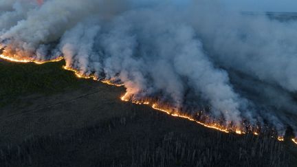 Image aérienne non datée fournie par les pompiers de Colombie-Britannique, montrant les incendies ravageant les forêts de cette région de l'ouest du Canada. (BC WILDFIRE SERVICE / XINHUA)