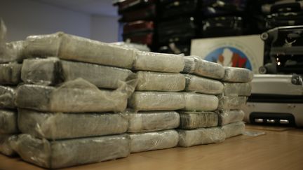 La saisie record de 1,3 tonne de coca&iuml;ne, trouv&eacute;e &agrave; bord d'un avion Caracas-Paris, le 21 septembre 2013. (KENZO TRIBOUILLARD / AFP)