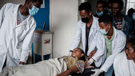 Une jeune fille de 13 ans, blessée à la jambe à Togoga (Ethiopie) lors d'une frappe aérienne sur un marché, le 24 juin 2021. (AFP)