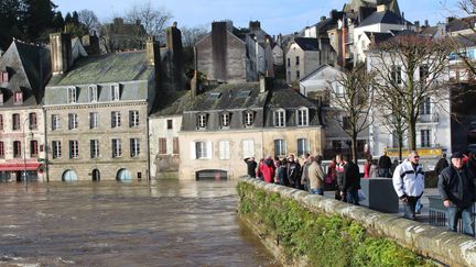 Des habitants de Quimperl&eacute; (Finist&egrave;re) observent les inondations en cours dans la ville, le 2 janvier 2014. (  MAXPPP)