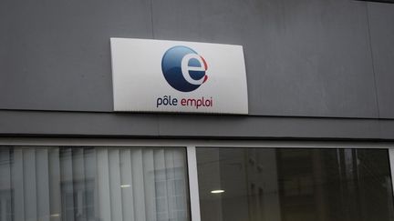 La façade d'une agence Pôle emploi à Issy-Les-Moulineaux (Hauts-de-Seine), le 28 décembre 2022. (MAGALI COHEN / HANS LUCAS / AFP)