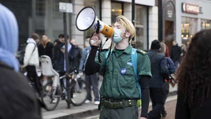 Un employé des services de santé britanniques manifeste à Londres (Royaume-Uni), le 20 décembre 2022. (RAAYID NECATI ASLIM / ANADOLU AGENCY)