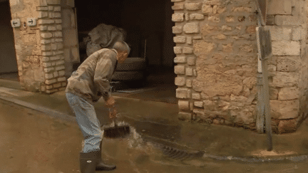 En Haute-Marne, l'heure est au grand nettoyage après les terribles crues qui ont touché de nombreuses communes. L’eau a stagné pendant plusieurs jours, ce qui a encore accentué les dégâts dans les habitations. Reportage à Vecqueville. (France 2)