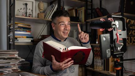 Le père Matthieu Jasseron, ancien prêtre de la paroisse Saint Jean-Baptiste de Joigny, enregistre une vidéo pour ses réseaux sociaux à Joigny (Yonne), le 24 février 2023. (ARNAUD FINISTRE / AFP)