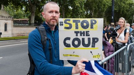 Un manifestant contre la sortie du Royaume-Uni de l'Union européenne sans accord porte une pancarte sur laquelle on peut lire "Stop the coup", le 28 août 2019 à Londres.&nbsp; (WIKTOR SZYMANOWICZ / NURPHOTO / AFP)