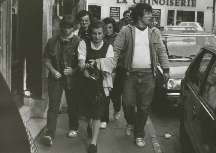 Murielle Bolle (à gauche) accompagnée par l'un de ses frères et sa mère le jour de sa confrontation avec Bernard Laroche, le 9 novembre 1984, à Nancy (Meurthe-et-Moselle). (ER / MAXPPP)