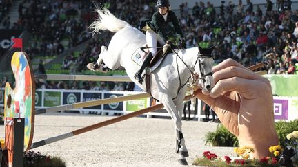 La Sud-Africaine Cara Bianca sur Leopold Pierreville lors de l'&eacute;preuve de saut d'obstacles aux Jeux &eacute;questres mondiaux &agrave; Caen (Calvados), le 3 septembre 2014. (CHARLY TRIBALLEAU / AFP)